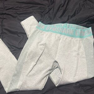 Gym shark leggings
